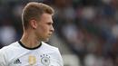 5. Joshua Kimmich (Jerman) - Pemain yang bisa bermain sebagai bek sayap dan juga gelandang ini selalu disebut sebagai bintang masa depan tim Panser. Masih berusia 22 tahun namun penampilannya sangat lugas. (AFP/Kenzo Tribouillard)