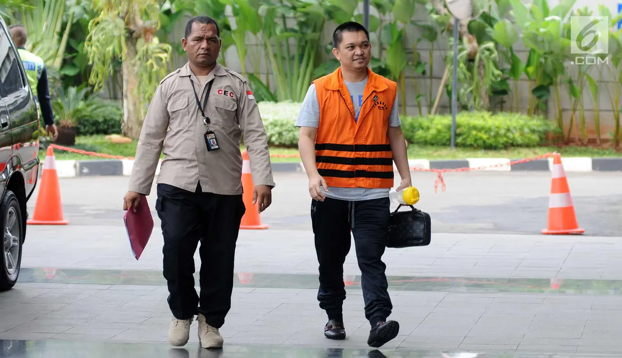 Anggota Komisi XI DPR RI FPG Aditya Anugrah Moha berjalan memasuki Gedung KPK, Jakarta, Selasa (10/10). Sebelumnya, Aditya ditangkap tangan petugas KPK bersama Ketua Pengadilan Tinggi Manado, Sudiwardono. (Liputan6.com/Helmi Fithriansyah)