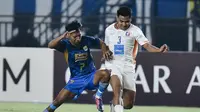Pemain Persib Bandung, Beckham Putra (kiri) berebut bola dengan bek sayap Port FC, Asnawi Mangkualam, pada laga Liga Champions Asia 2 di Stadion Si Jalak Harupat, Kabupaten Soreang, Jawa Bawat, Kamis (19/9/2024) malam WIB. (Bola.com/Dok. Persib)