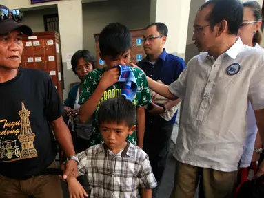 Ayah Mary Jane, Caesar Veloso (kiri) memegang putra Mary Jane, Mark Darren saat berkunjung ke LP Kelas IIA Wirogunan Yogyakarta, Selasa (12/1/2016). Kunjungan keluarga untuk memperingati HUT ke-31 Mary Jane pada 10 Januari lalu. (Foto:Boy Harjanto)