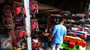 Calon pembeli berkunjung ke salah satu kios penjual mainan kayu di kawasan Kalibata, Jakarta, Selasa (18/10). Meskipun kini sudah mulai langka, namun mainan kayu masih juga ada yang mencari. (Liputan6.com/Johan Tallo)