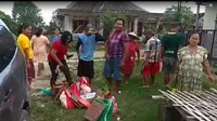 Warga di Bojonegoro mengembalikan bingkisan lebaran ke kasun. (Ahmad Adirin/Liputan6.com)