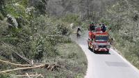 Petugas pemadam kebakaran membersihkan jalan sekolah dari abu pasca erupsi Gunung Merapi di Boyolali, Jawa Tengah pada 13 Maret 2023. Di Desa Klakah Boyolali dampak awan panas guguran Gunung Merapi menyebabkan hujan abu vulkanik dengan ketebalan mencapai 3 cm. (AFP/Dika)