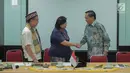 Direktur SCM sekaligus Presiden Direktur Indosiar, Imam Sudjarwo bersalaman dengan Ketua PGI, Pdt Dr Henriette Tabita Lebang saat silatuhrami, Jakarta, Rabu (31/7/2019). Kedatangan tersebut dalam rangka untuk silaturahmi serta peningkatan kerjasama SCM dengan PGI. (Liputan6.com/Faizal Fanani)