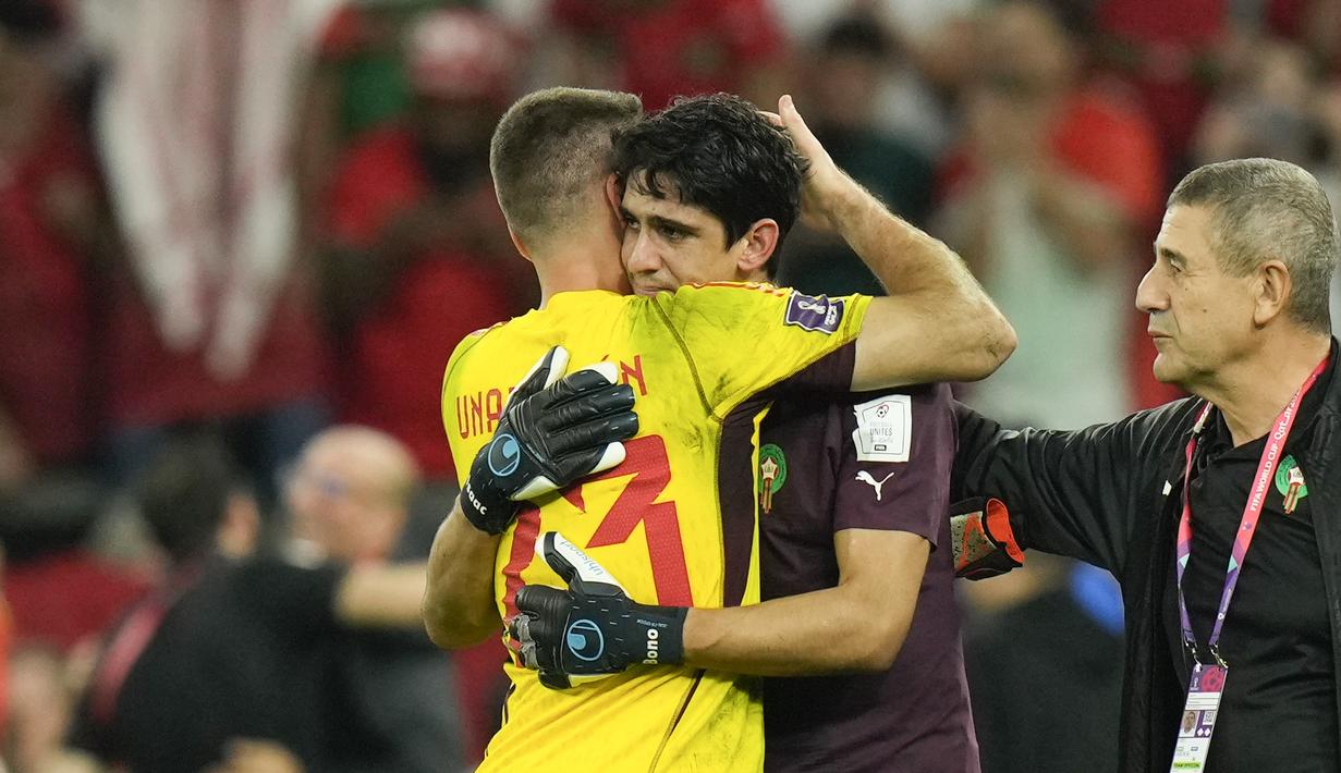 Maroko berhasil menang atas spanyol di babak penalti dengan skor 3-0. Bouno dan kolega nantinya akan berjumpa dengan pemenang antara Portugal dan Swiss di babak perempat final. (AP/Francisco Seco)