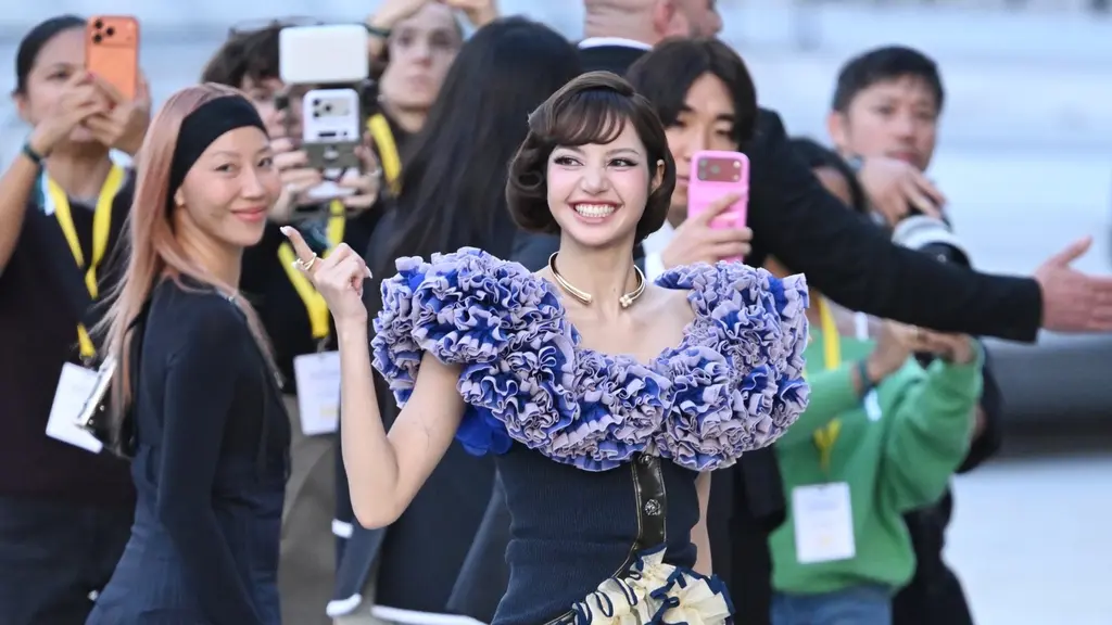 Intip gaya busana Lisa BLACKPINK yang mencuri perhatian di Paris Fashion Week (@elletaiwan)