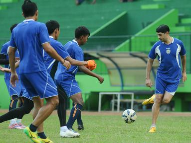 Pemain anyar Arema Cronus, Esteban Vizcarra mengikuti latihan perdananya bersama skuat Singo Edan di Stadion Gajayana, Malang, Jawa Timur, Rabu (4/11/2015). (Bola.com/Kevin Setiawan)