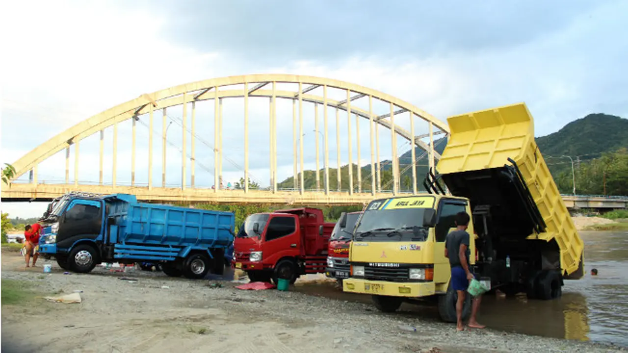 Sungai di Gorontalo Jadi Tempat Pencucian Mobil Gratis