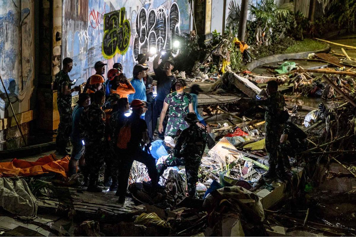 FOTO: Banjir Bali Renggut 16 Nyawa, Tim SAR Terus Cari Korban Hilang