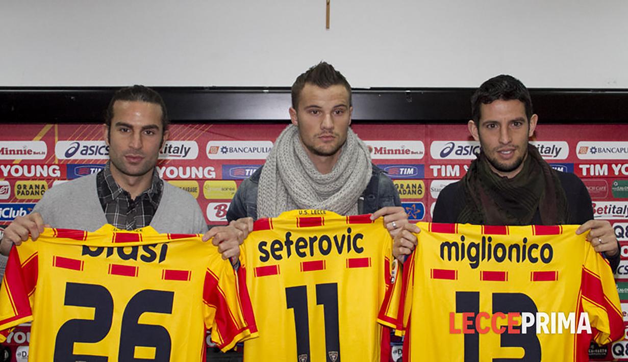 Haris Seferovic (tengah). Striker Swiss berusia 30 tahun yang telah memperkuat Benfica selama 5 musim sejak 2017/2018 ini pernah memperkuat Lecce di Serie A selama setengah musim usai didatangkan dari Fiorentina dengan status pinjaman pada tengah musim 2011/2012. Ia hanya tampil dalam 5 laga di Serie A bersama Lecce. (lecceprima.it)