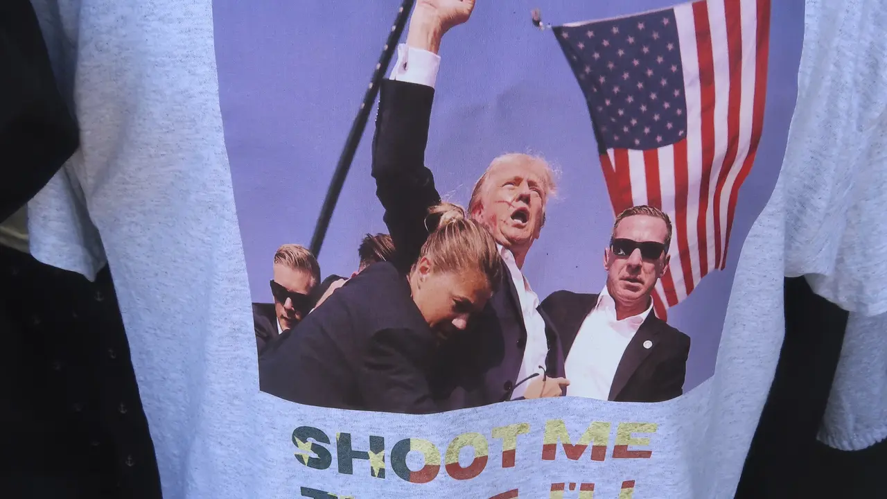 Kaus Bergambar Penembakan Donald Trump Mulai Dijual