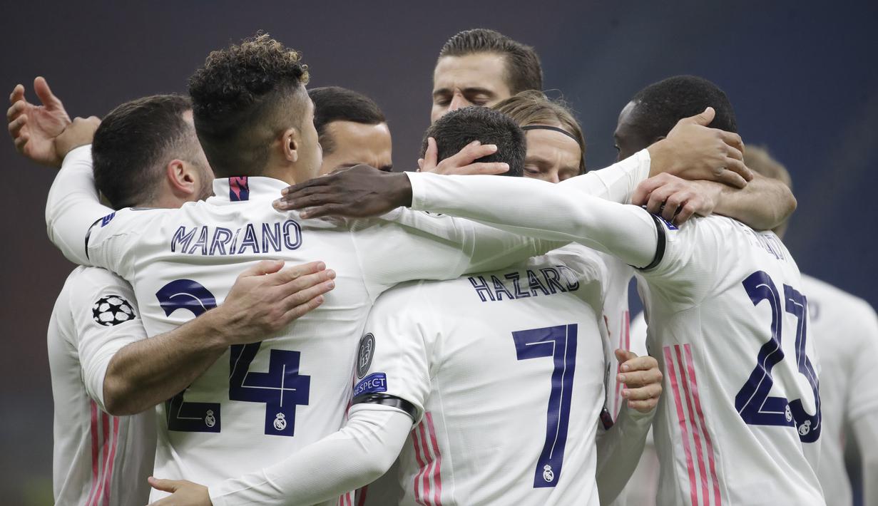 Pemain Real Madrid merayakan gol yang dicetak Eden Hazard ke gawang Inter Milan pada laga lanjutan Liga Champions di Giuseppe Meazza, Kamis (26/11/2020) dini hari WIB. Real Madrid menang 2-0 atas Inter Milan. (AP Photo/Luca Bruno)