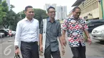 Ario Kiswinar (tengah) didampingi kuasa hukumnya tiba di Mapolda Metro Jaya, Jakarta, Jumat (14/10). Kiswinar memenuhi panggilan untuk menjalani pemeriksaan terkait laporan pencemaran nama baik yang diduga dilakukan Mario Teguh (Liputan6.com/Yoppy Renato)