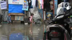 Warga RT 16 RW 04 kelurahan Rawa Terate, Kecamatan Cakung, Jakarta Timur, Rabu (31/1/2024). (merdeka.com/imam Buhori)