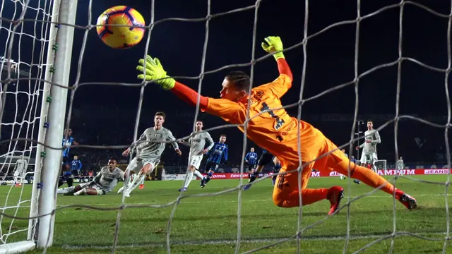 Kiper Juventus, Wojciech Szczesny, gagal menahan tendangan striker Atalanta, Duvan Zapata pada perempat final Copa Italia. (AP/Paolo Magni)