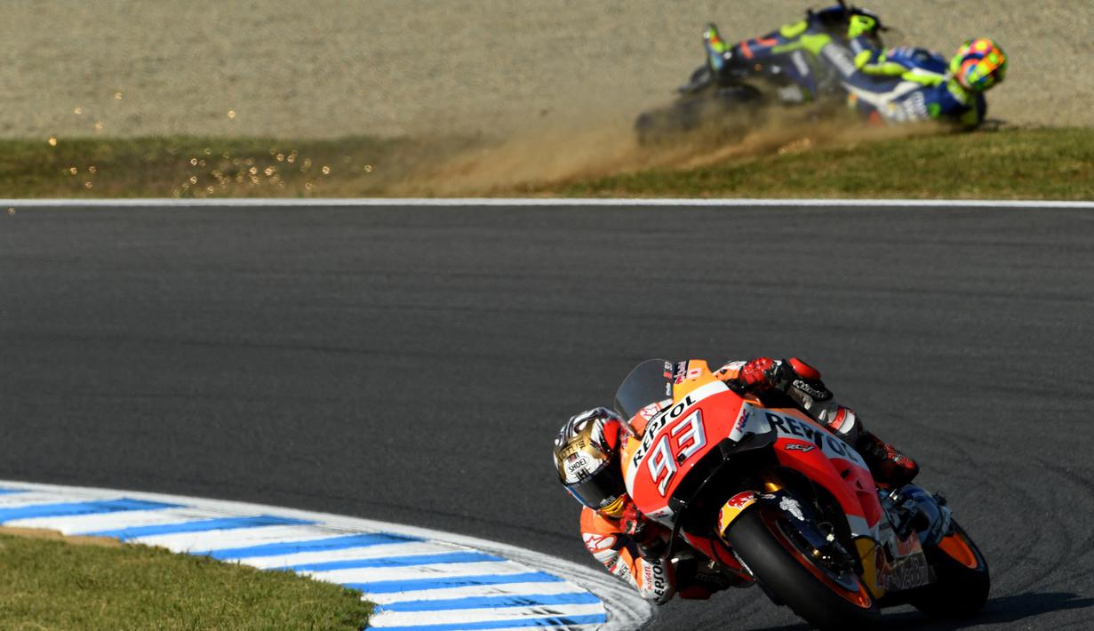 Di sisi lain, Marquez juga dipandang bermain kotor karena benar-benar menjadi 'pengawal' Lorenzo pada balapan yang menentukan pemilik gelar juara musim itu. (Foto: AFP/Toshifumi Kitamura)