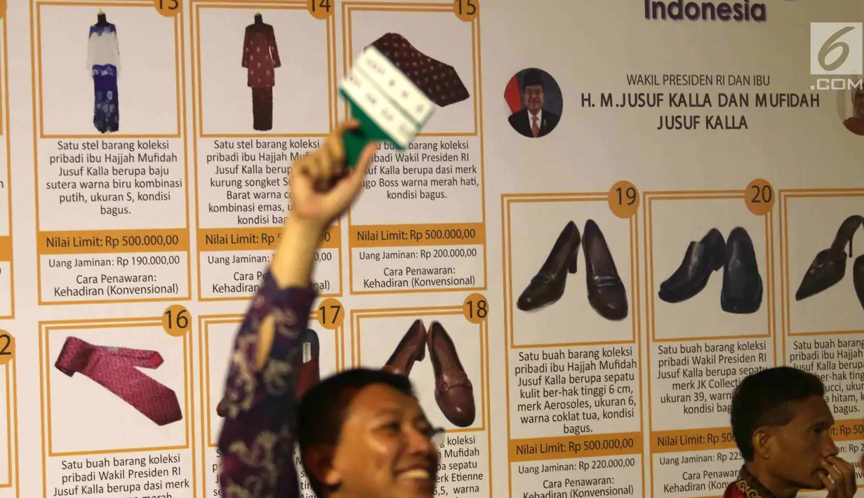 Peserta lelang mengangkat tanda keanggotaan dalam 110 Tahun Lelang Indonesia di Galeri Nasional, Jakarta, Rabu (28/2). Acara ini digelar oleh Direktorat Jenderal Kekayaan Negara Kementerian Keuangan (DJKN Kemenkeu). (Liputan6.com/Angga Yuniar)