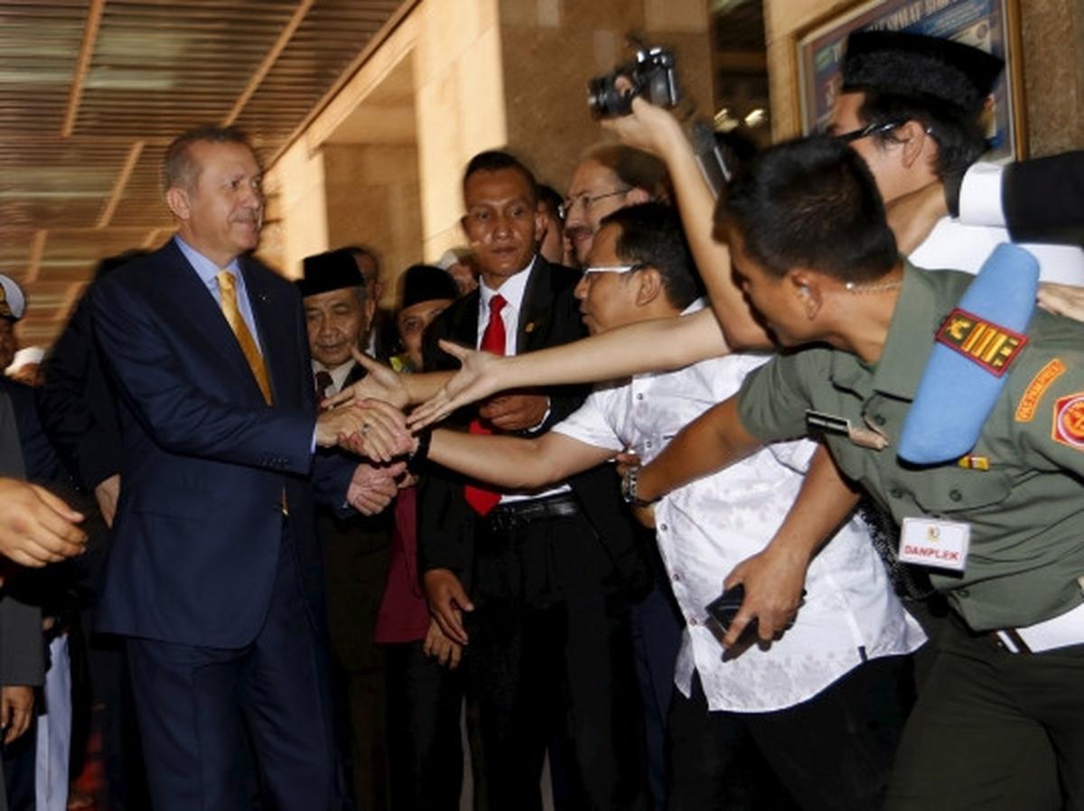 Usai jumatan di Masjid Istiqlal, Presiden Turki diajak selfie jemaah