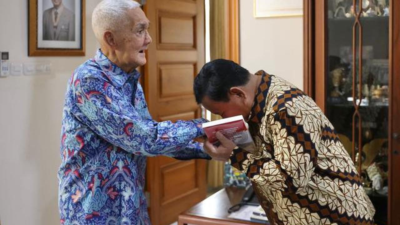 Pemerintah Minta Kibarkan Bendera Setengah Tiang Selama 3 Hari Atas Wafatnya Try Sutrisno