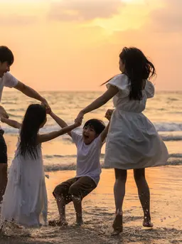 emakin banyak keluarga mencoba digital detox 24 jam saat liburan untuk mengurangi distraksi gadget dan menciptakan quality time yang lebih hangat bersama orang-orang terdekat. [Dok/freepik.com/tirachardz]