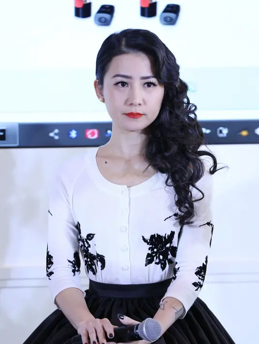  warna merah adalah simbol dari kekuatan perempuan.  Pemakaian lipstik warna merah, sesuai dengan warna busana dan tampilan pernikahan tradisional Indonesia yang biasa diwarnai dengan hitam atau emas. (Galih W Satria/Bintang.com)