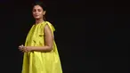 Aktris Bollywood Alia Bhatt berpose selama konferensi pers untuk peluncuran trailer film komedi gelap mendatang 'Darlings' di Mumbai (25/7/2022). Alia tampil cantik penuh gaya di peluncuran trailer Darlings dengan gaun kuning cerah. Alasannya sederhana, gaunnya mewakili rumah produksinya, Eternal Sunshine Productions. (AFP Photo/Punit Paranjpe)