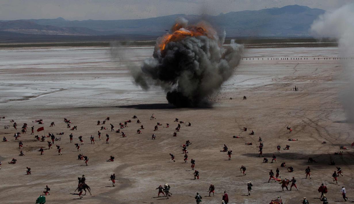 Prajurit Bolivia menggelar kembali pertempuran "Canchas Blancas," selama Perang Pasifik pada 1879 ketika Bolivia kalah dari Chili di Canchas Blancas, Bolivia (28/3). Pertempuran terjadi akibat Bolivia kehilangan akses ke laut. (AP Photo/Juan Karita)