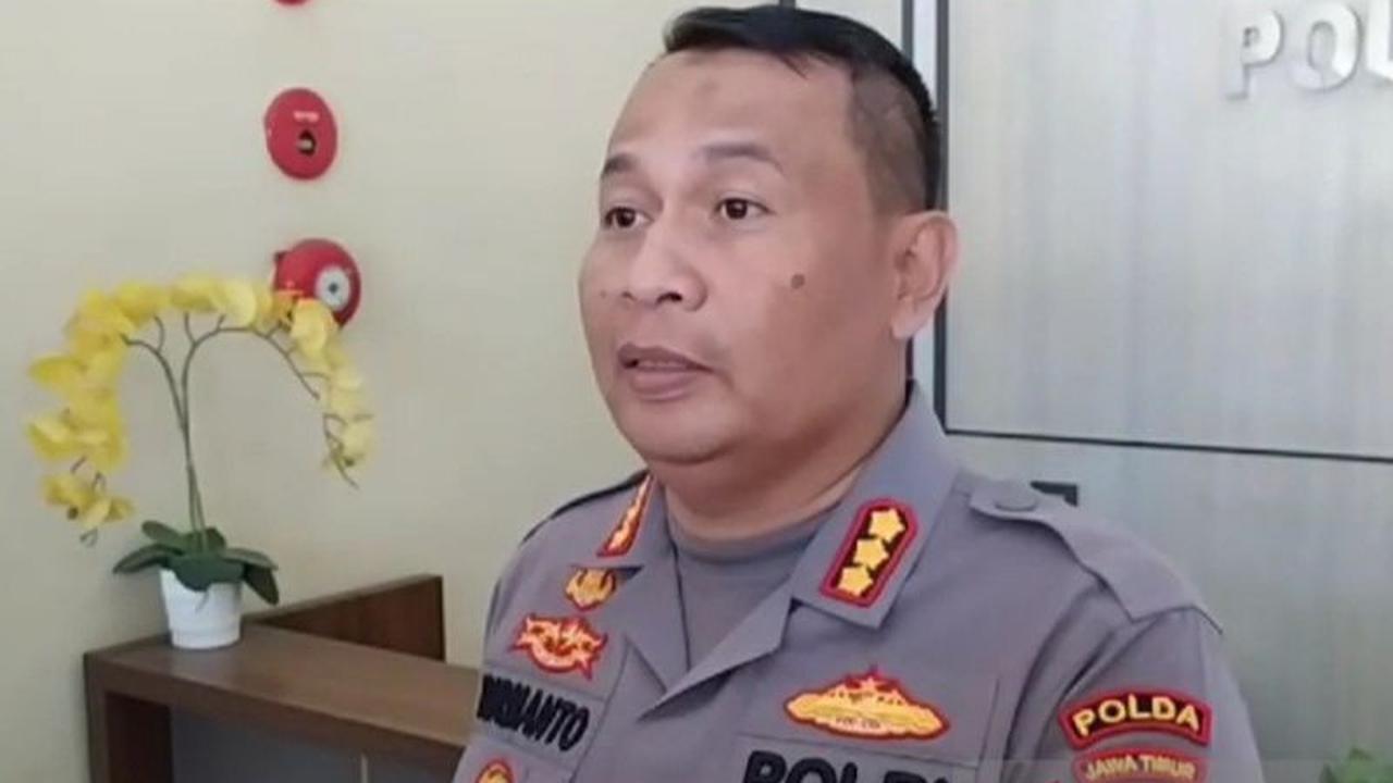Kabid Humas Polda Jawa Timur Kombes Pol. Dirmanto mengaku terpaksa menembakkan gas air mata karena suporter yang semakin beringas.<br>