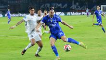Striker Persib Bandung, Andrew Jung, berjibaku melawan pemain Arema FC dalam lanjutan BRI Super League 2025/2026 di Stadion Gelora Bandung Lautan Api, Jumat (24/4/2026). (Bola.com/Erwin Snaz)