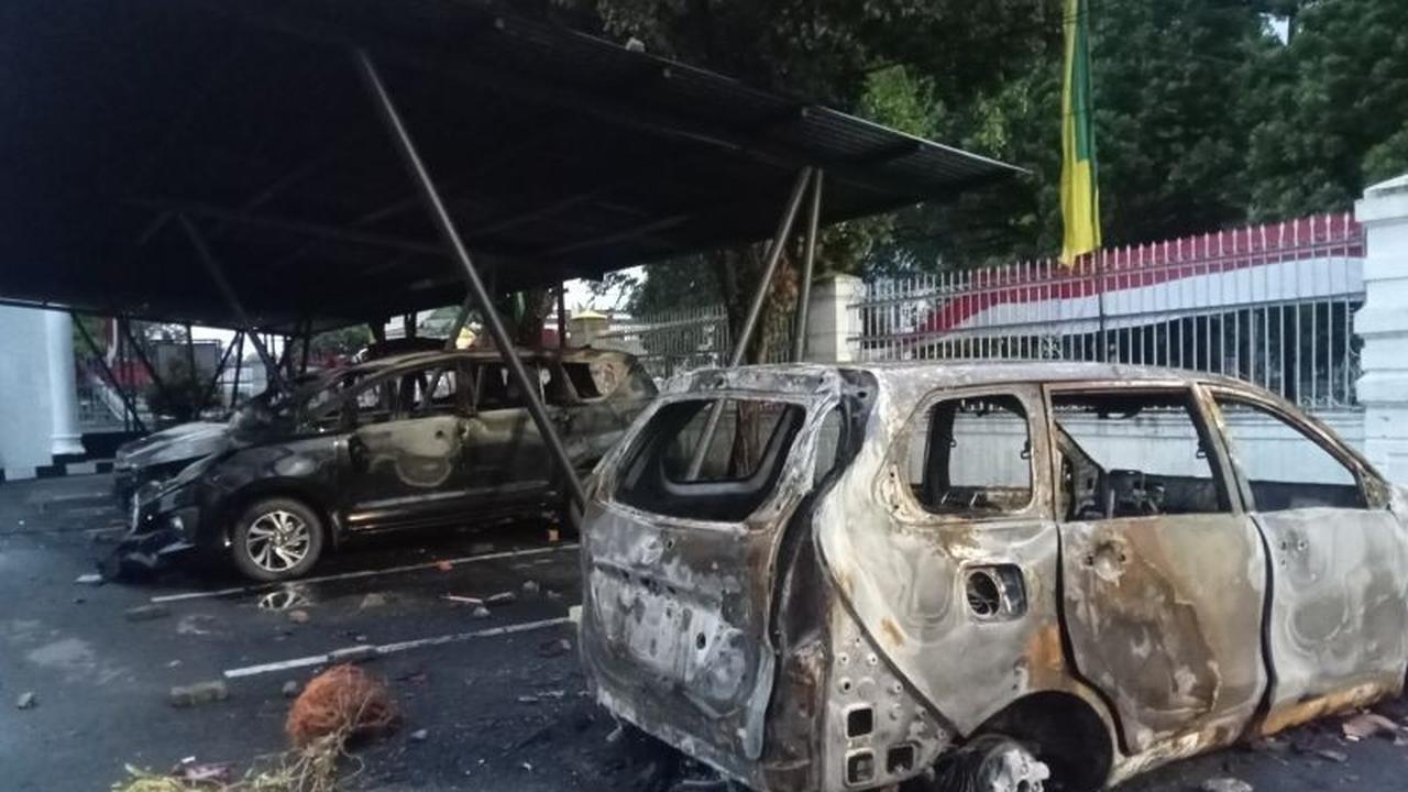 Trivia Kelam: Mobil Jurnalis Terbakar di Jambi, Kendaraan Liputan Ikut Jadi Sasaran Amuk Massa di Kejati