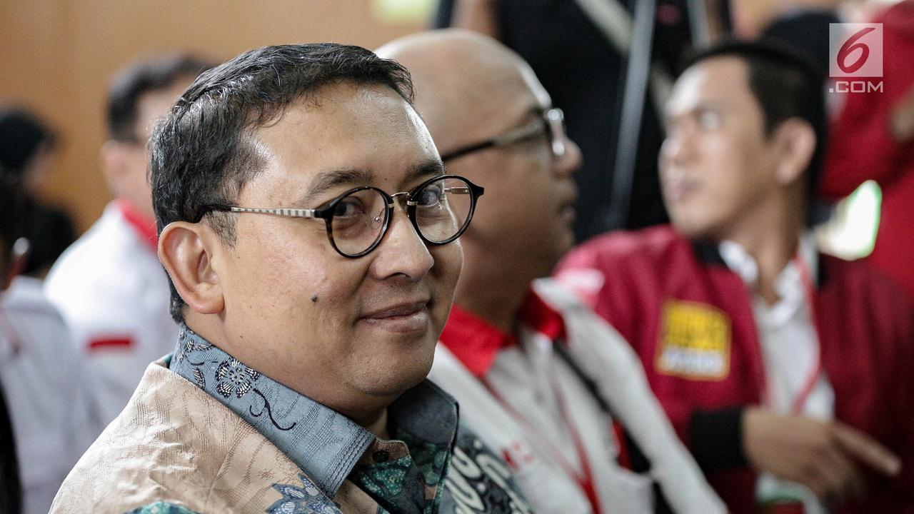 Senyum Fadli Zon Saat Hadiri Sidang Ahmad Dhani