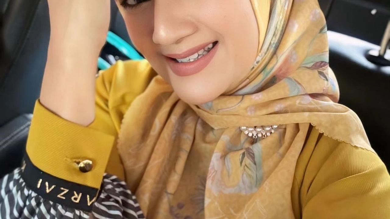 Nini Carlina, yang memiliki nama asli Ninik Herlina, adalah penyanyi dangdut yang dikenal dengan suara merdunya dan penampilan yang enerjik di atas panggung.<br>