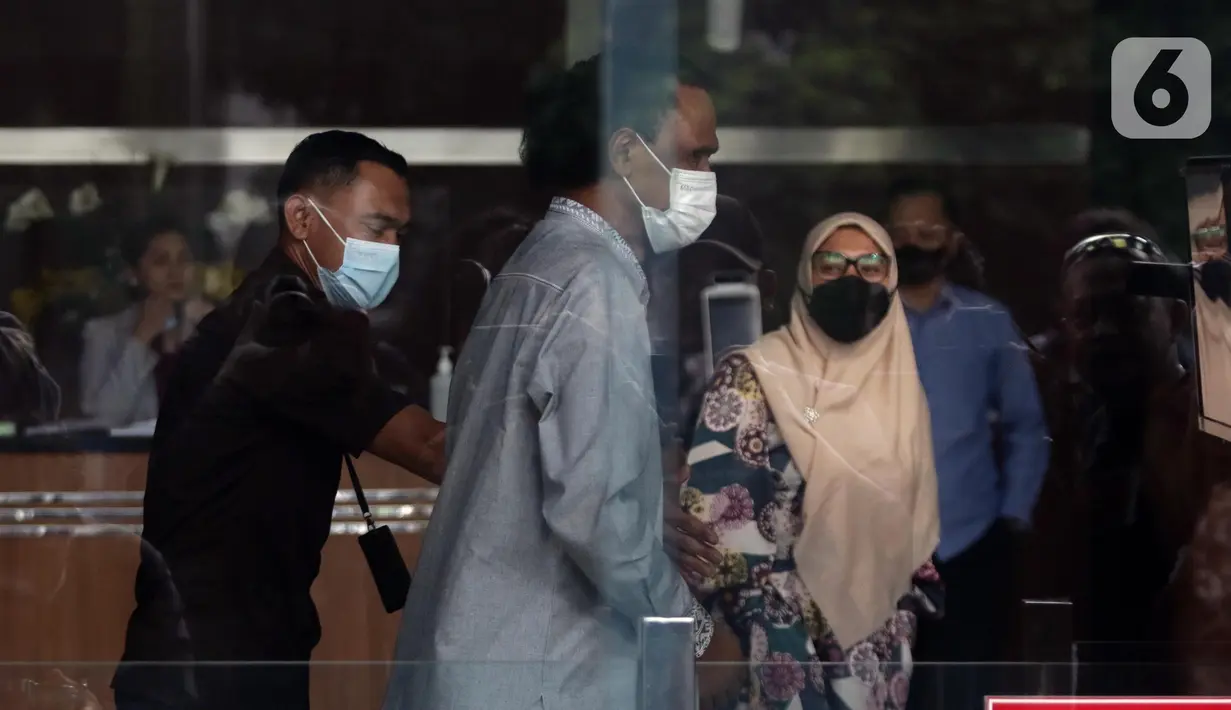 Tenaga Ahli PD Pasar Jaya, Rosario de Marshall alias Hercules (tengah) berjalan keluar Gedung Komisi Pemberantasan Korupsi (KPK) usai menjalani pemeriksaan, Jakarta, Kamis (19/1/2023). Hercules dimintai keterangan mengenai aliran dana dari Debitur Koperasi Simpan Pinjam (KSP) Intidana dalam kasus dugaan suap penanganan perkara di Mahkamah Agung (MA) dengan tersangka Sudrajad Dimyati. (Liputan6.com/Helmi Fithriansyah)