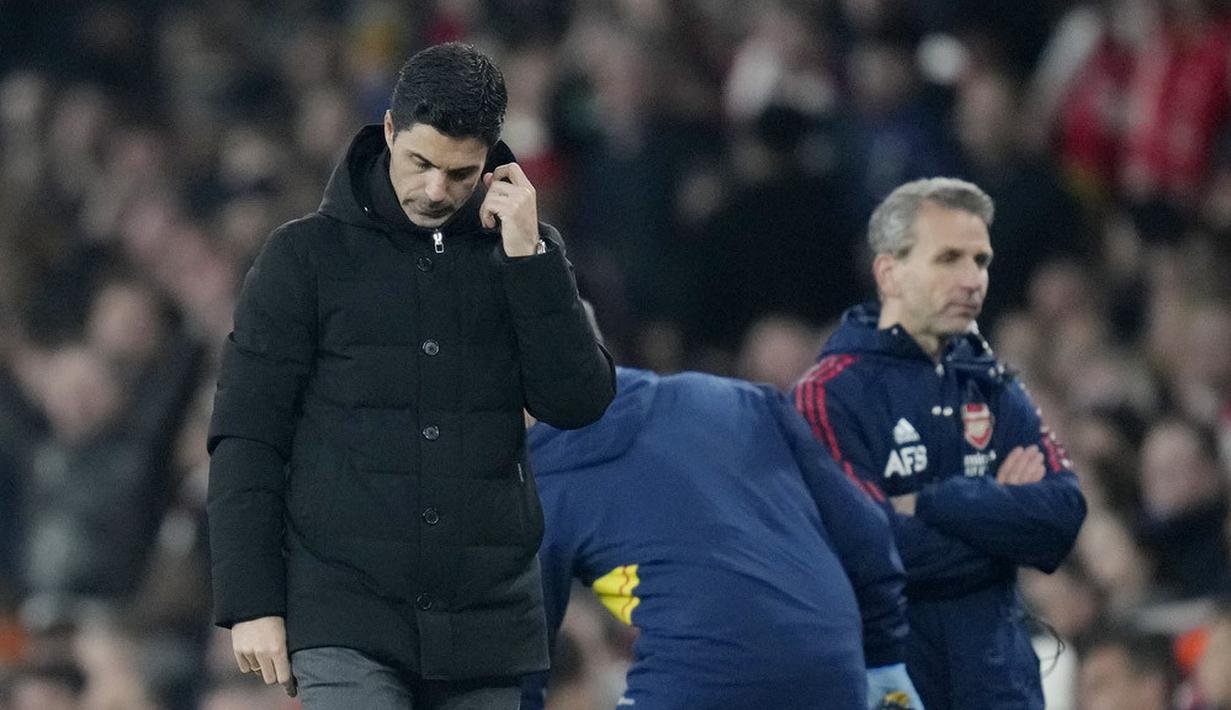 Pelatih Arsenal, Mikel Arteta, tampak lesu setelah ditahan imbang Southampton pada laga Liga Inggris di Stadion Emirates, Sabtu (22/4/2023). (AP Photo/Kirsty Wigglesworth)