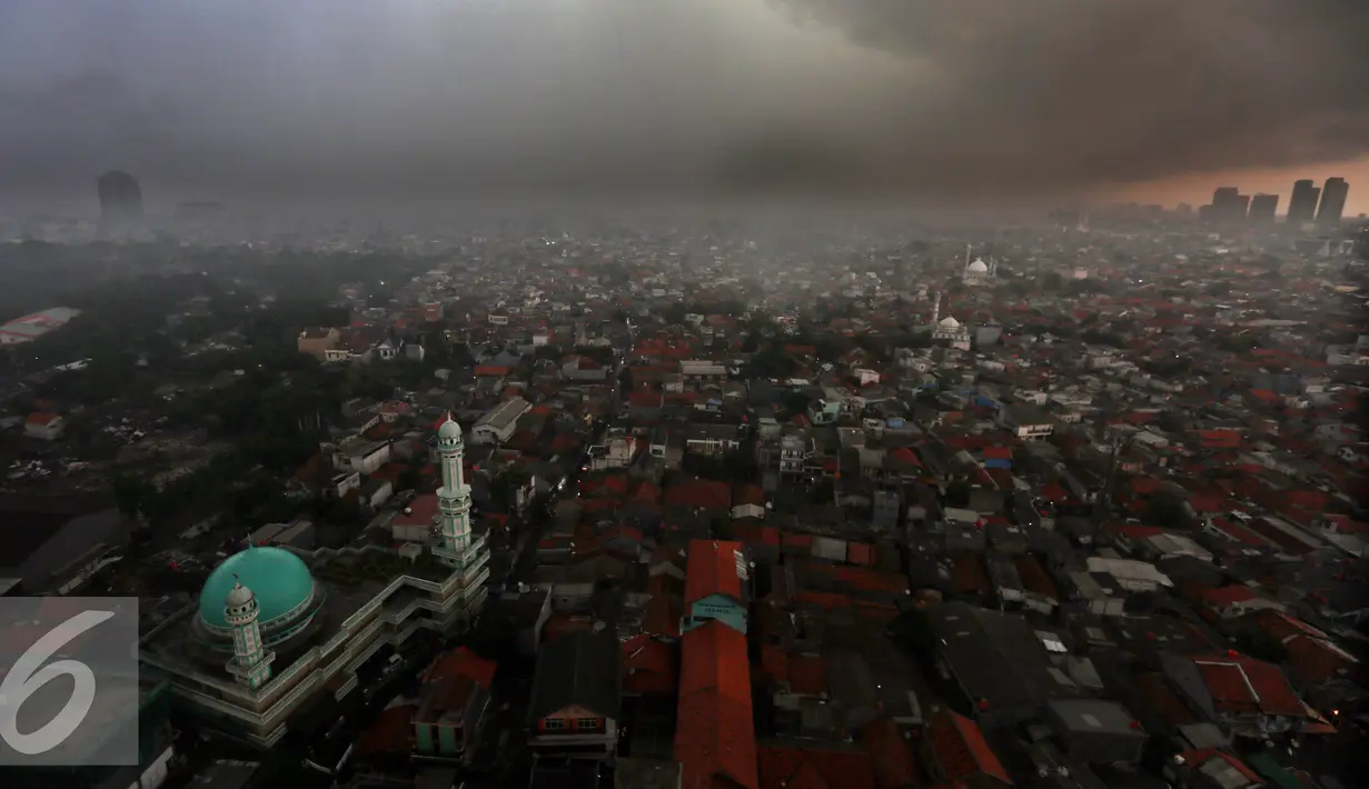 Suasana kota Jakarta tertutup awan gelap sebelum turunya hujan, Rabu (7/9).  BMKG memprediksi fenomena La Nina yang mengakibatkan curah hujan tinggi akan berlangsung hingga bulan September 2016. (Liputan6.com/Johan Tallo)