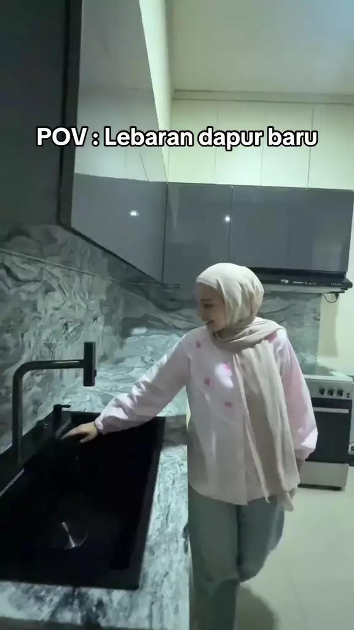 6 Potret Dapur Mewah Tya Ariestya, Dilengkapi Fasilitas Serba Canggih - Kabinet Buka Tutup Otomatis