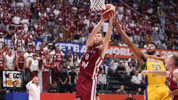 Pebasket Latvia, Davis Bertrans (kiri) berusaha menjangkau bola saat laga Grup L Piala Dunia FIBA 2023 melawan Brasil di Indonesia Arena, Senayan, Jakarta, Minggu (03/09/2023). Latvia menang dengan skor 104-84. (Bola.com/Bagaskara Lazuardi)