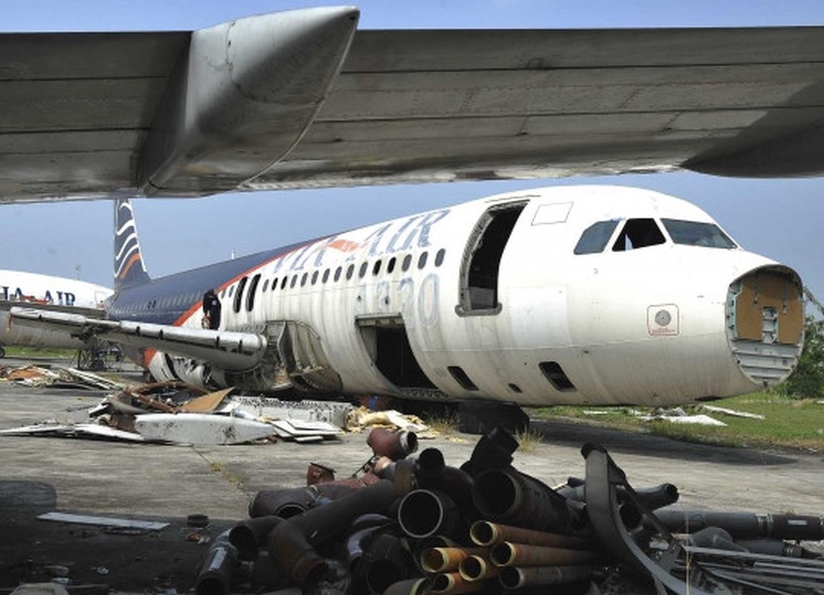 Mengintip pemotongan bangkai pesawat di Bandara Soekarno-Hatta