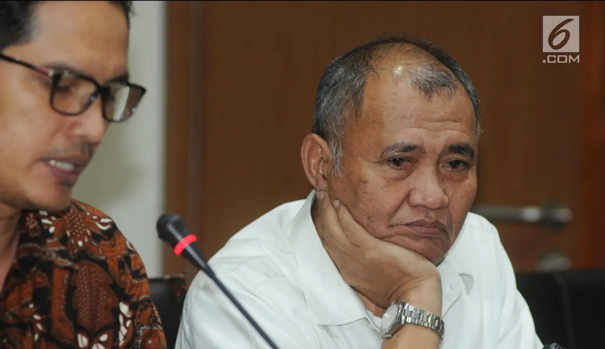Jubir KPK Febri Diansyah (kiri) didampingi Ketua KPK Agus Rahardjo saat memberi keterangan terkait korupsi pembangunan RTH di Kota Bandung, Jakarta, Jumat (20/4). (Merdeka.com/Dwi Narwoko)