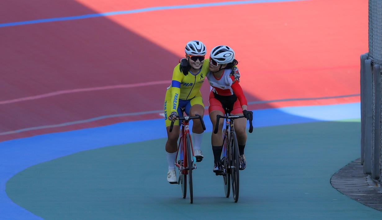 Dan, target utama yang dicanangkan Ayustina Delia Priatna untuk SEA Games 2025 Thailand, yakni satu medali emas, telah berhasil dipenuhi. Tampak dalam foto, pembalap sepeda Indonesia, Ayustina Delia Priatna (kanan) dipeluk Jutatip Maneephan dari Thailand usai menyelesaikan lomba nomor trek scratch putri di Hua Mark Velodrome, Bang Kapi, Bangkok, Kamis (18/12/2025). (Bola.com/Bagaskara Lazuardi)