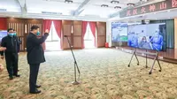 Presiden Xi Jinping berkomunikasi dengan pasien Virus Corona beserta staf kesehatan di rumah sakit Huoshenshan.  (EPA)