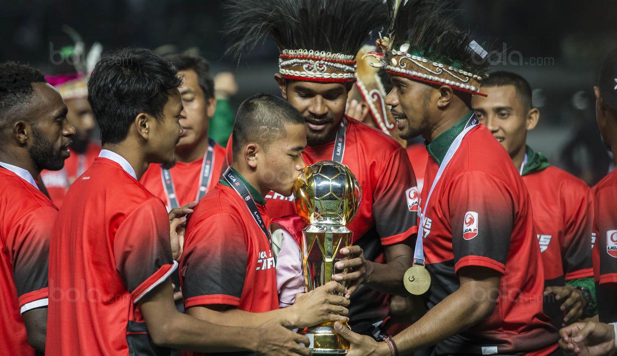 Para pemain Persebaya melakukan selebrasi juara usai mengalahkan PSMS pada laga final Liga 2 di Stadion GBLA, Bandung, Selasa (28/11/2017). PSMS kalah 2-3 dari Persebaya. (Bola.com/Vitalis Yogi Trisna)