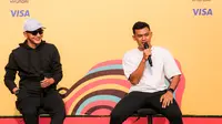 Zainal Arief (kiri)&nbsp;ikut memeriahkan Trophy Experience Piala Dunia U-17 2023 di Bandung, Minggu (22/10/2023) pagi WIB. (Bola.com/Bagaskara Lazuardi)