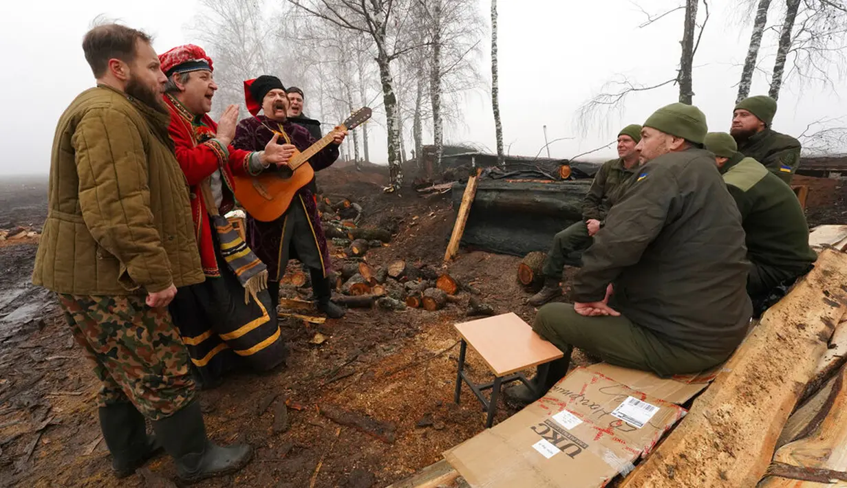 Sekelompok seniman tampil untuk tentara Garda Nasional Ukraina saat memperingati Natal dekat perbatasan Rusia di Kharkiv, Ukraina, 24 Desember 2022. (AP Photo/Andrii Marienko)