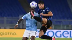 Gelandang Atalanta, Ruslan Malinovskiy berebut bola dengan pemain Lazio, Bastos pada laga kedua Liga Italia Serie A di Stadion Olimpiade, Rabu (30/9/2020). Atalanta mampu menaklukkan tuan rumah Lazio dengan skor 4-1. (Alfredo Falcone/LaPresse via AP)