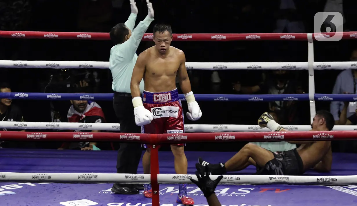 Petinju Indonesia, Daud Yordan saat menumbangkan perlawanan Panya Uthok (Thailand) pada laga mempertahankan gelar WBC Asia Boxing Council Silver Super Lightweight di Balai Sarbini, Jakarta, Jumat (1/7/2022). Daud Yordan menang KO pada ronde keenam. (Liputan6.com/Helmi Fithriansyah)