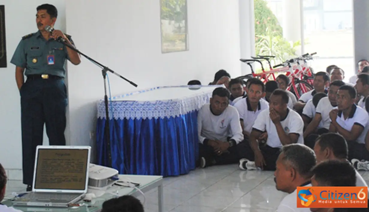 Citizen6, Surabaya: Kadiskum Kolinlamil Letkol Laut (KH) Sigit Wahyu, memberikan ceramah Hukum kepada seluruh anggota baik Staf maupun unsur yang berada di Mako Satlinlamil, Jalan Hangtuah, Surabaya, Selasa (31/7). (Pengirim: Dispenkolinlamil)

 