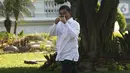 Sekjen Partai Nasdem Johnny G Plate  tiba di Kompleks Istana Kepresidenan di Jakarta, Selasa (22/10/2019). Mengenakan kemeja putih sama dengan tokoh lain yang sebelumnya hadir. Johnny tak berkomentar banyak dan langsung masuk ke Istana untuk bertemu Jokowi. (Liputan6.com/Angga Yuniar)