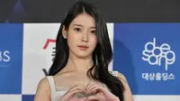 IU berpose di red carpet dalam acara 43rd Blue Dragon Film Awards di KBS Hall, Seoul, 25 November 2022. (ANTHONY WALLACE / AFP)