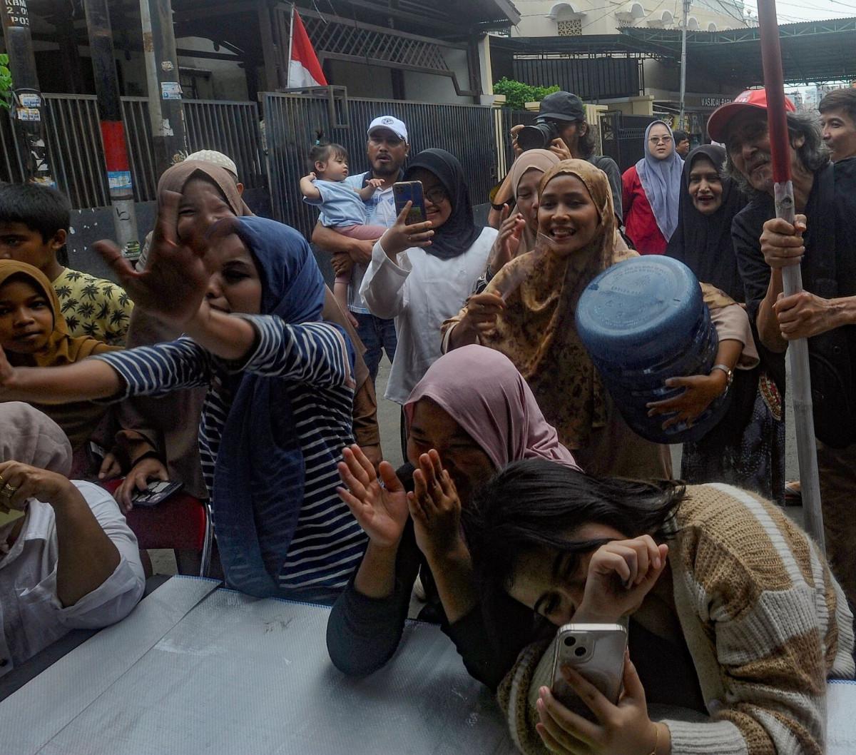 Antusiasme warga tampak meriah saat menyaksikan proses penghitungan suara di TPS tersebut yang  didominasi para pemilih 01.&nbsp;Foto: merdeka.com / arie basuki